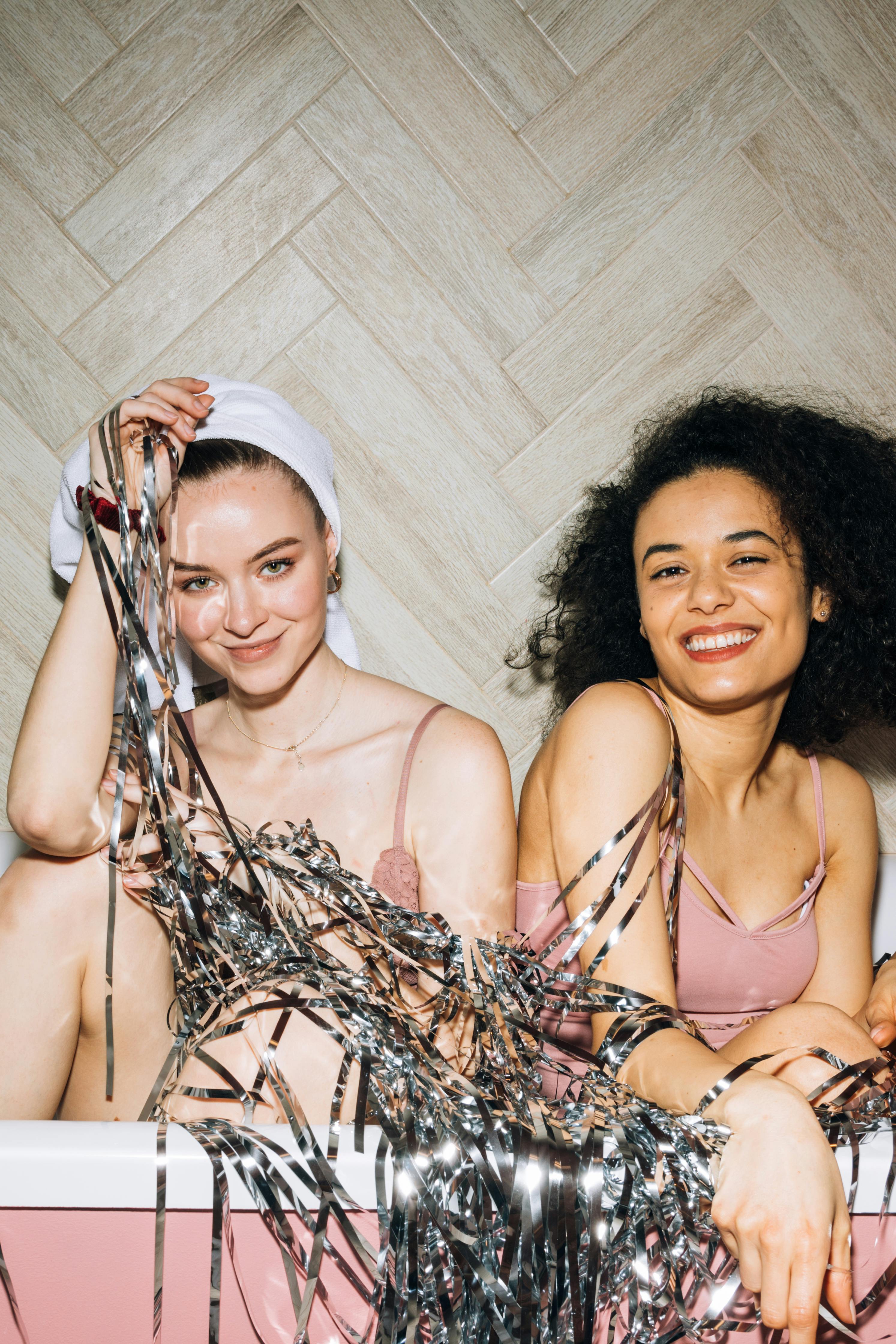 中文字幕视频首屏推荐海报：科幻世界感画面